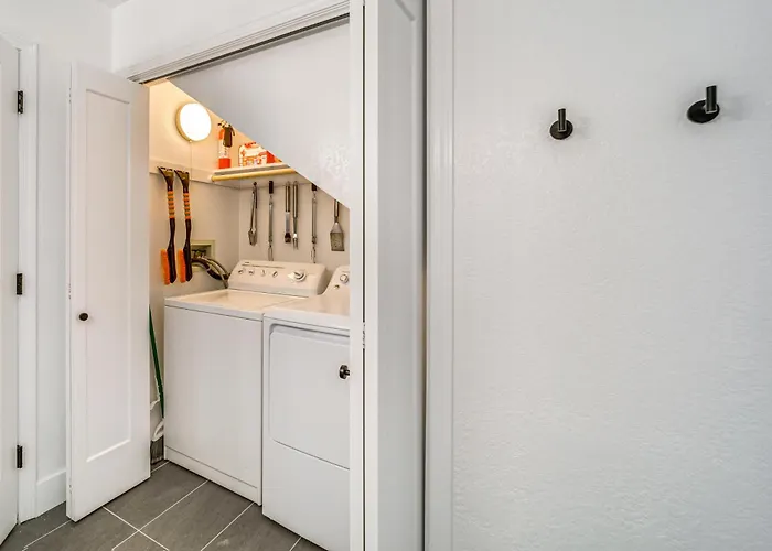 Family Friendly: Modern In Munds Park!