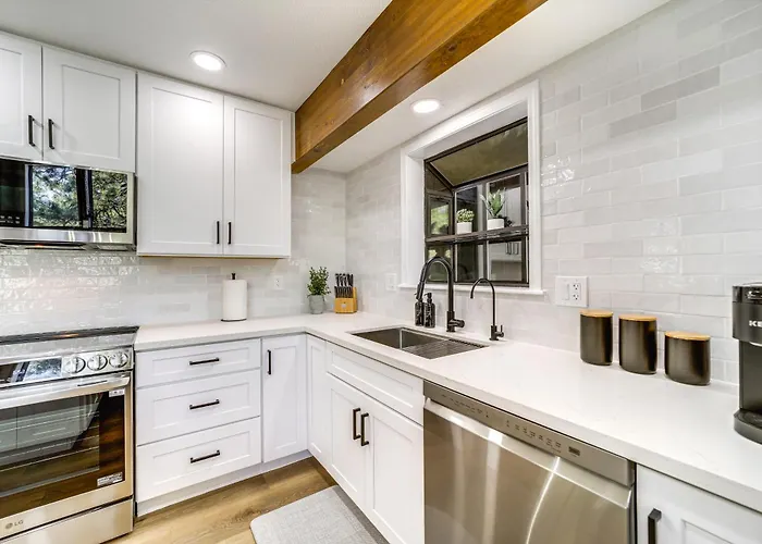 Family Friendly: Modern In Munds Park!